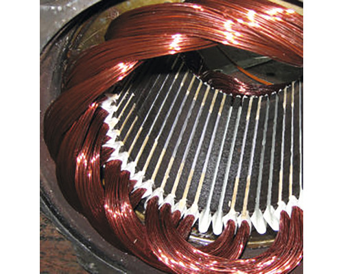 Prim-plan al unui motor electric cu bobinaj din cupru