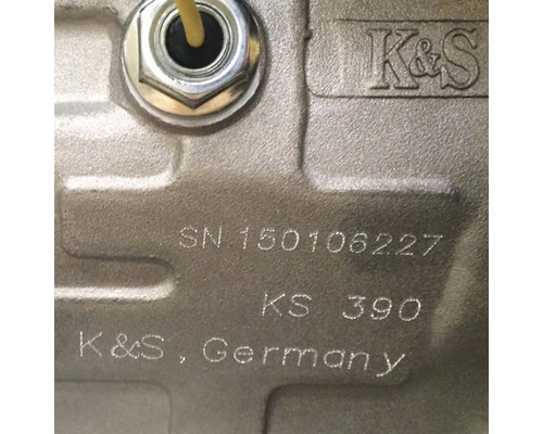 Prim-plan al etichetei produsului cu numărul de serie SN 150106227, KS 390 și sigla companiei K și S, Germania