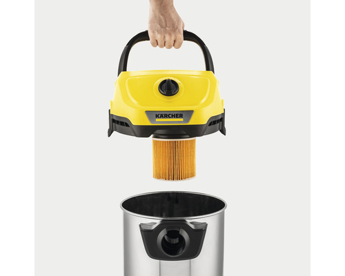 Logo Kärcher. O mână ține un cap de aspirator deasupra unui recipient din oțel inoxidabil cu un filtru