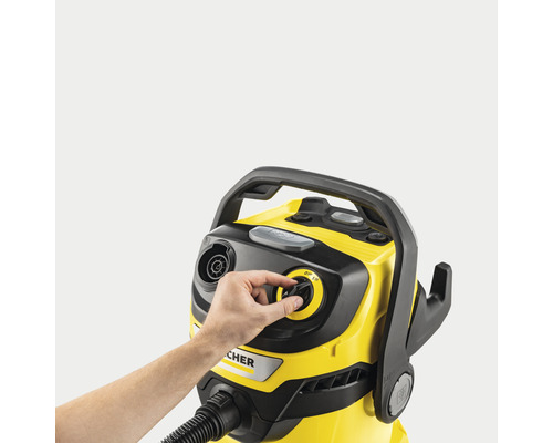 Aspirator injectie-extractie Kärcher galben cu mână pe butonul rotativ pentru reglarea puterii de aspirare.