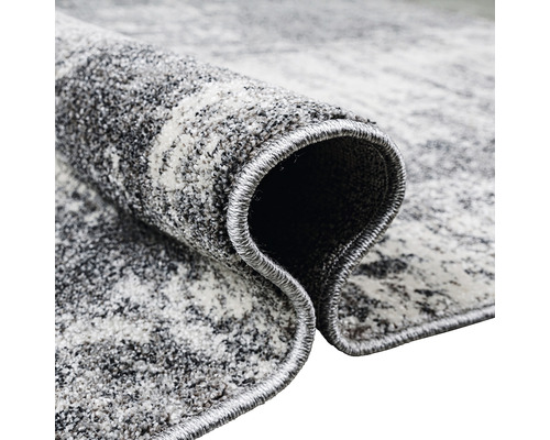 Detaliu al unui covor rulat, cu model