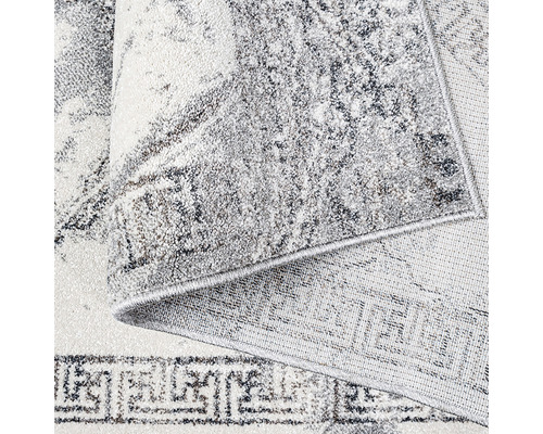 Vizualizare detaliată a unui covor gri cu model geometric