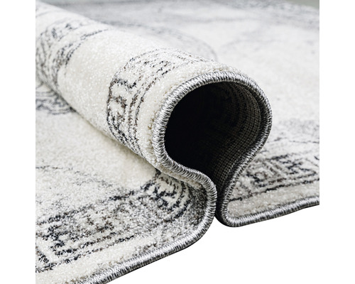 Detaliu cu un covor rulat cu model