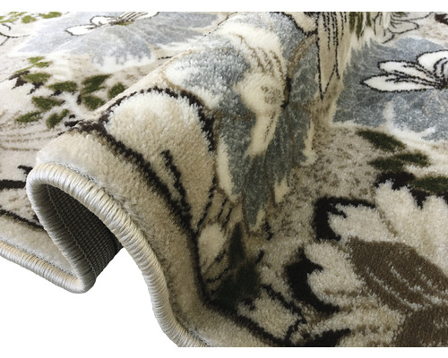 Detaliu cu un covor cu model floral