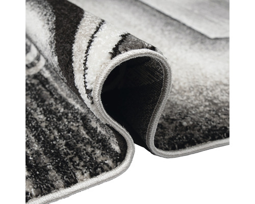 Prim-plan al unui covor modern cu model abstract