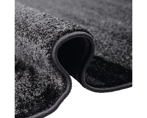 Prim-plan cu un covor gri cu margine rotunjită