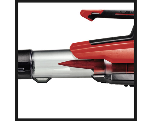 Prim-plan cu un aspirator de frunze cu sac de colectare