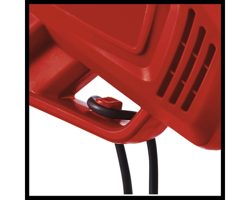 Prim-plan cu detensionatorul de cablu pe o unealtă de grădină