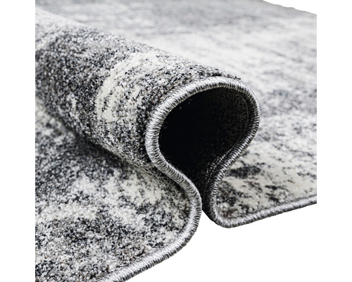 Covor rulat cu model abstract