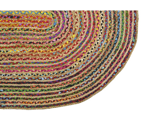 Imagine detaliată cu un covor împletit din iută cu accente colorate.