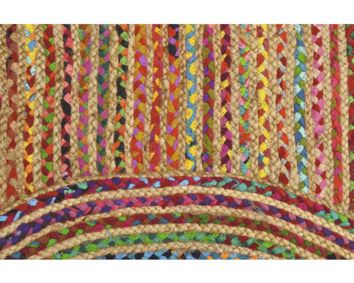 Prim-plan cu un covor împletit din iută cu accente colorate