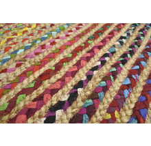 Vizualizare detaliată a unui covor împletit din iută și resturi de material textil