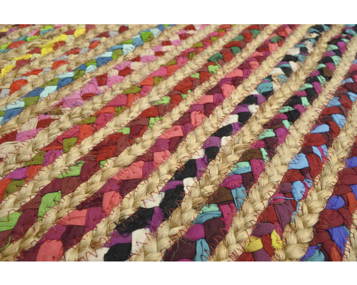 Vizualizare detaliată a unui covor împletit din iută și resturi de material textil