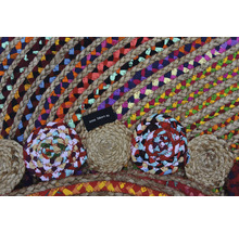 Imagine detaliată cu un covor rotund din iută și material textil