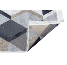 Covor cu model geometric și franjuri