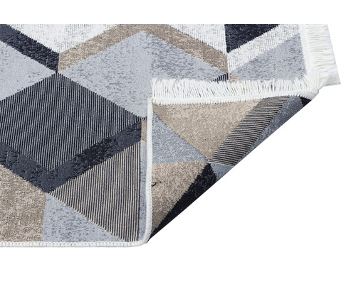 Covor cu model geometric și franjuri