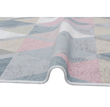 Prim-plan cu un covor cu model geometric