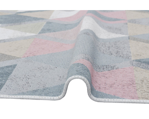 Prim-plan cu un covor cu model geometric