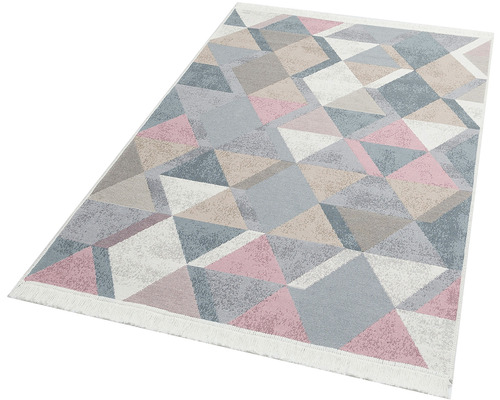 Covor cu model geometric triunghiular