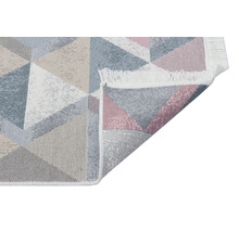 Covor cu model geometric triunghiular