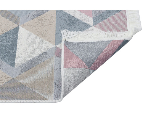 Covor cu model geometric triunghiular