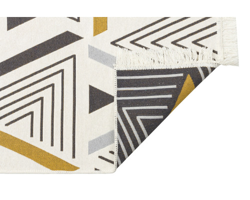 Covor cu model geometric triunghiular și franjuri