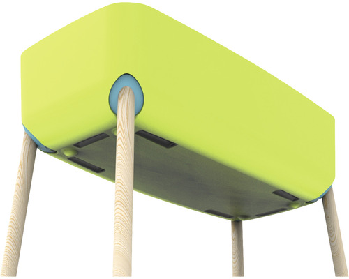 Vedere de jos a unui jardiniere pe picioare din lemn