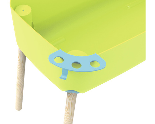 Imagine detaliată a unei mese de joacă pentru copii cu suport pentru pahare și picioare din lemn