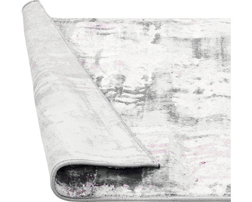 Covor cu model abstract, parțial rulat