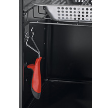 Interiorul unui grătar cu clește de grătar și tavă de colectare