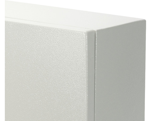 Prim-plan cu dulap metalic