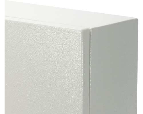 Prim-plan al unui dulap metalic alb, focalizare pe colț și textură