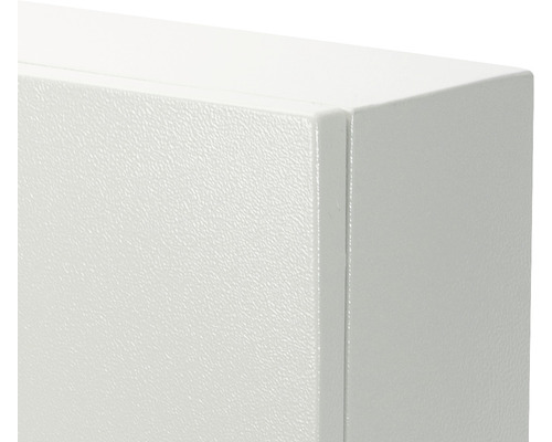 Prim-plan cu un dulap metalic alb