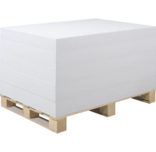 Stivă de plăci izolatoare pe un palet de lemn