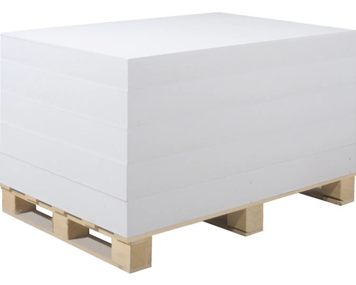 Stivă de plăci izolatoare pe un palet de lemn