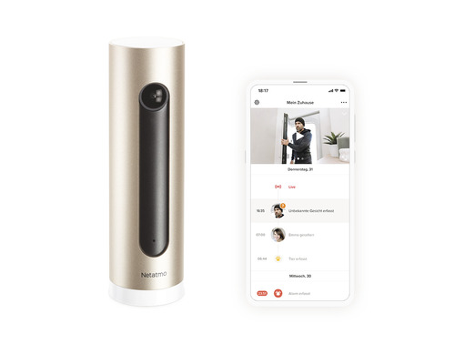 Cameră de supraveghere Netatmo lângă un smartphone cu aplicația Netatmo