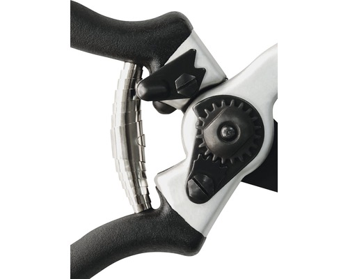 Prim-plan cu o foarfecă de grădină cu mâner negru și elemente metalice argintii