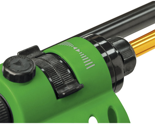 Imagine detaliată cu un duș de grădină verde cu roată de reglare pentru controlul debitului de apă.