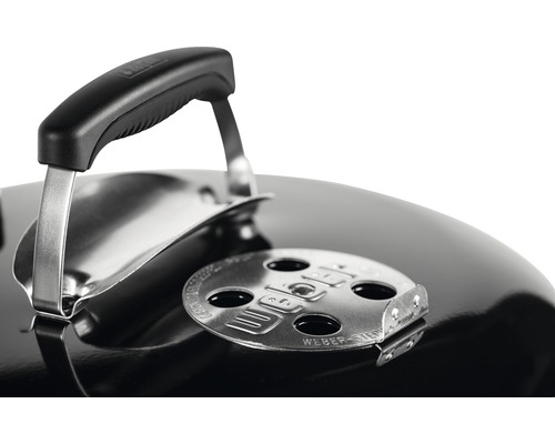 Vizualizare detaliată a capacului unui grătar sferic cu mâner și glisor de ventilație