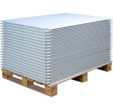 Stivă de plăci de gips-carton pe un palet