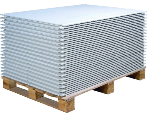 Stivă de plăci de gips-carton pe un palet