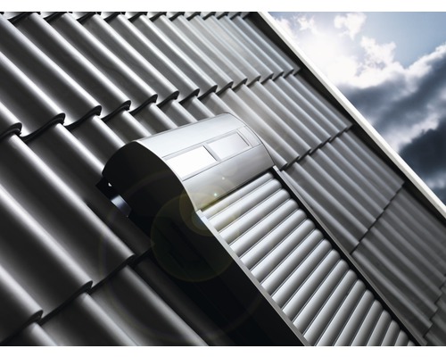 Fereastră de mansardă pe un acoperiș de țiglă