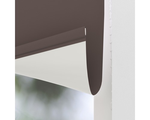 Prim-plan cu o draperie rulantă maro pentru decorarea ferestrelor și intimitate