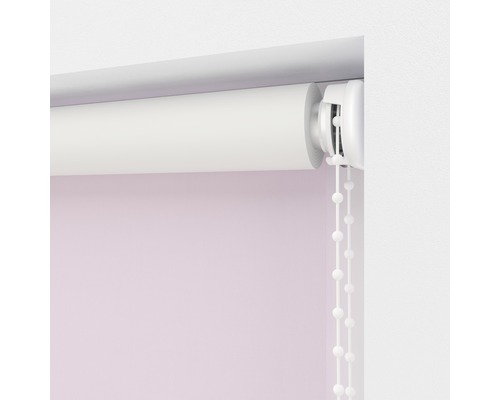 Prim-plan al unei rolete albe cu acționare prin lanț