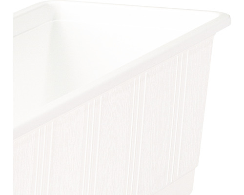 Prim-plan cu un ghiveci de flori din plastic cu caneluri verticale.