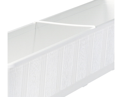 Prim-plan cu jardinieră albă cu separator