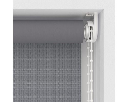 Rulou textilă gri cu lanț pe fereastră