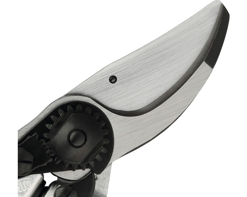 Prim-plan cu lama unei foarfece de grădină