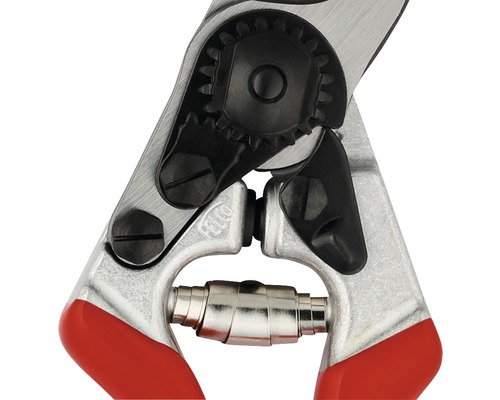 Prim-plan cu o foarfecă de grădină cu angrenaj negru și mâner roșu