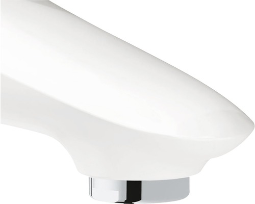 Detaliu robinet cu gura de scurgere rotunjită și bază cromată